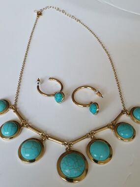 AVON RECONSTITUTED TURQUOISE NECKLACE AND EARRING SET